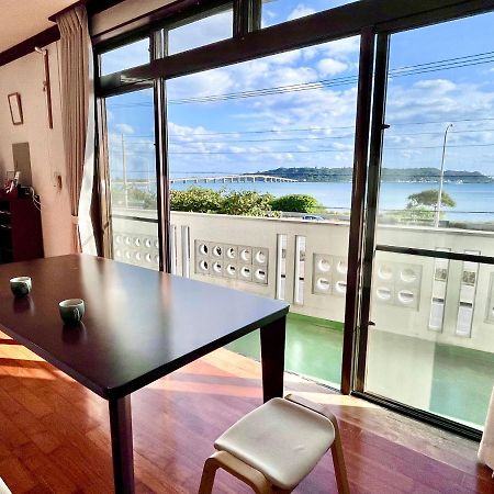 バーベキューもできる! 海と浜比嘉大橋を一望できる宿 Henza Extérieur photo