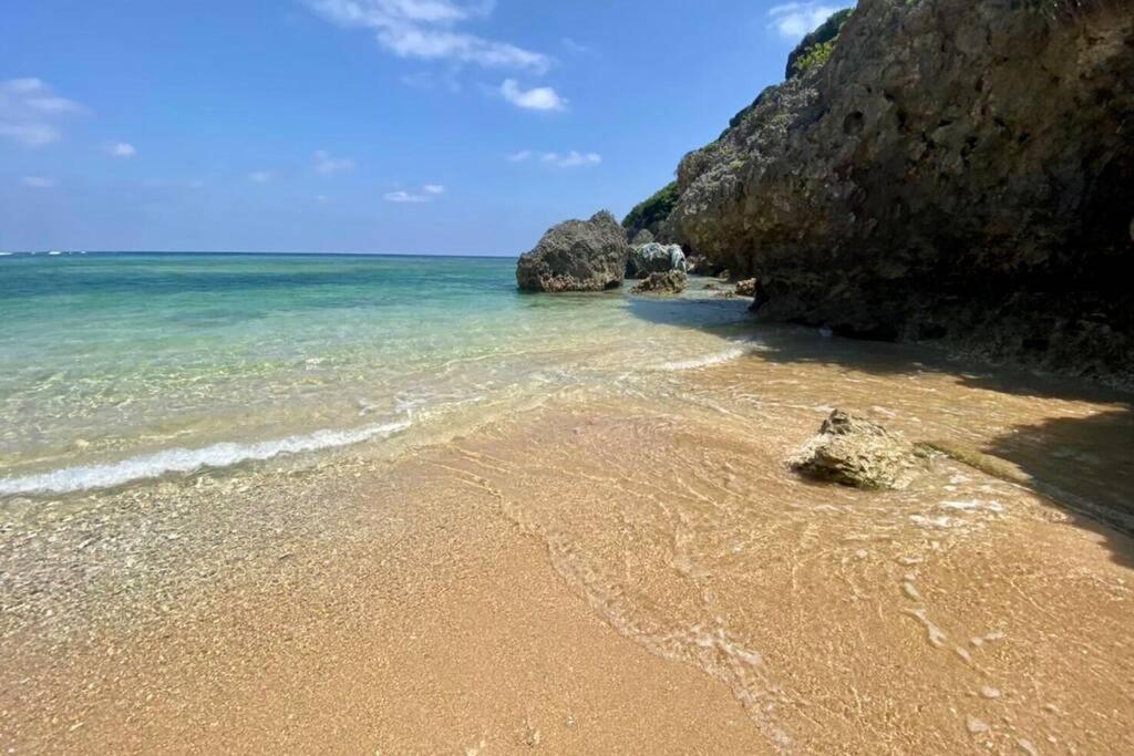バーベキューもできる! 海と浜比嘉大橋を一望できる宿 Henza Extérieur photo