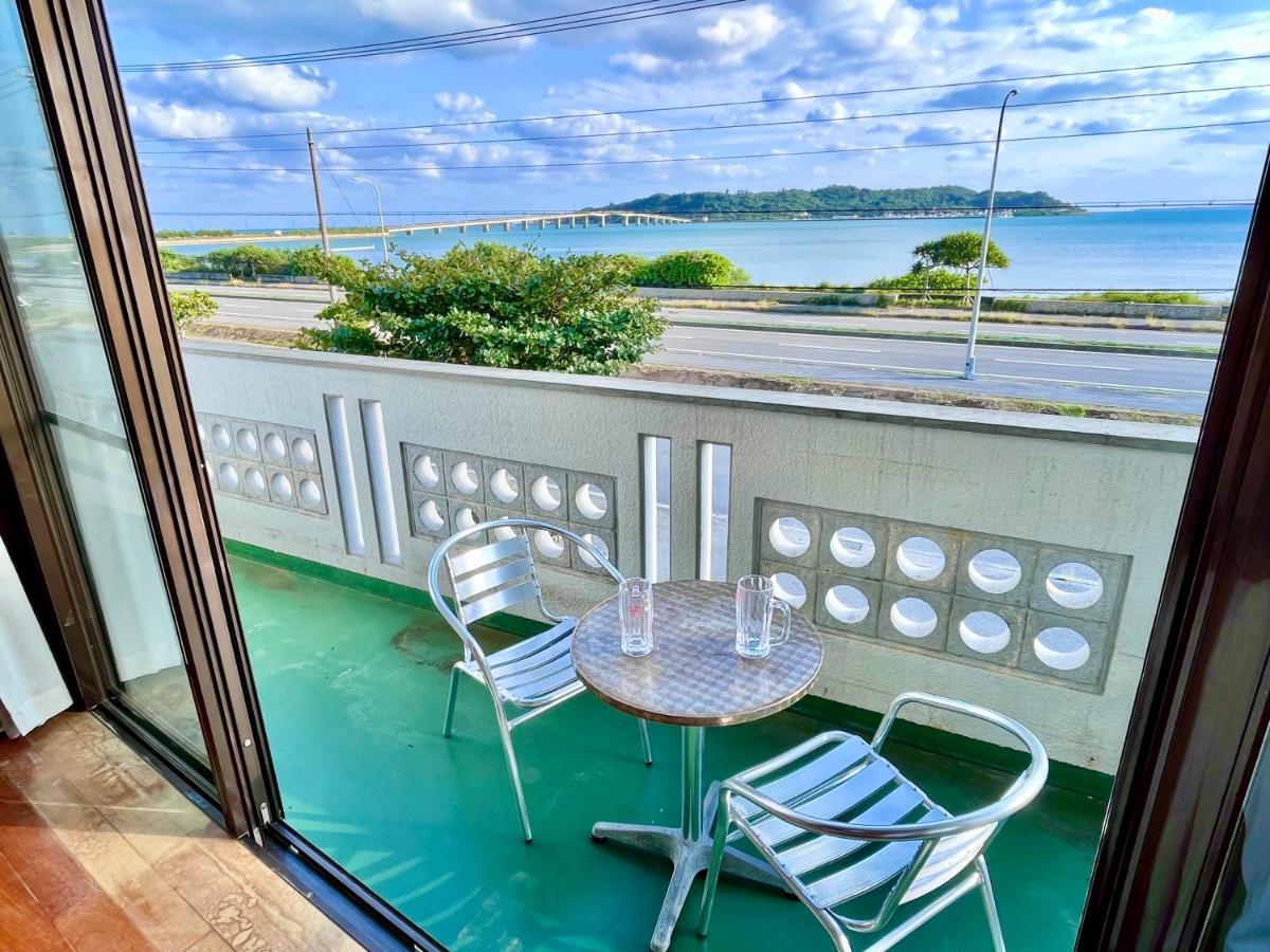 バーベキューもできる! 海と浜比嘉大橋を一望できる宿 Henza Extérieur photo