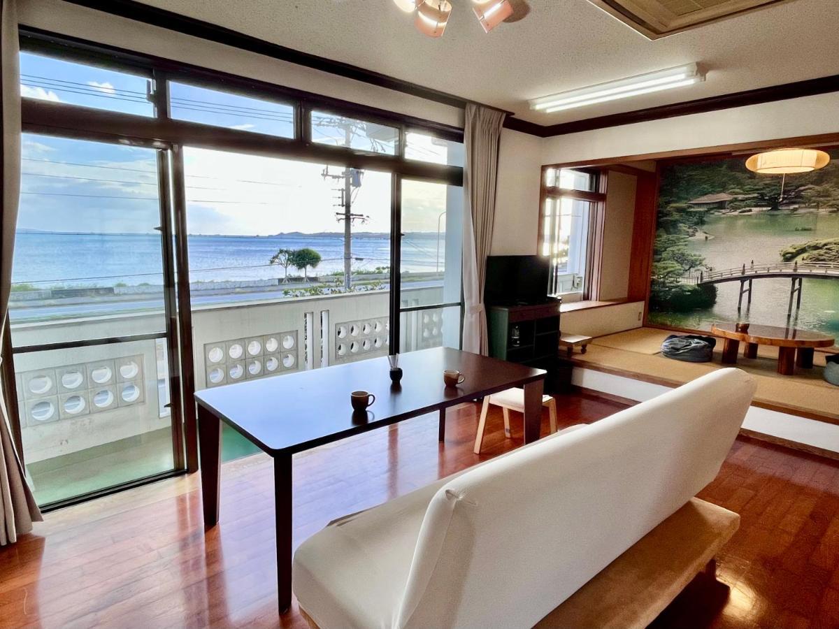 バーベキューもできる! 海と浜比嘉大橋を一望できる宿 Henza Extérieur photo