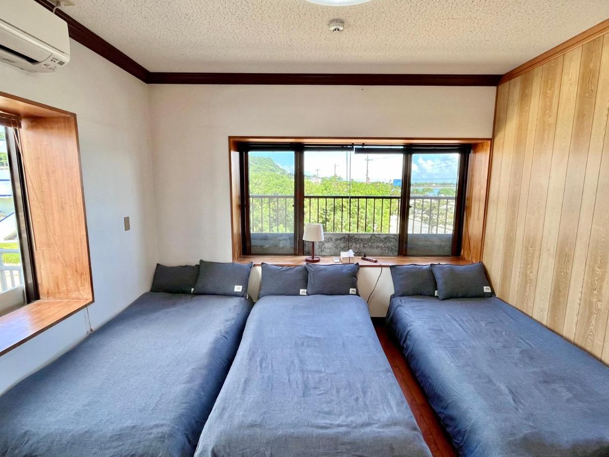 バーベキューもできる! 海と浜比嘉大橋を一望できる宿 Henza Extérieur photo